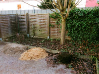Naturnaher familienfreundlicher Hausgarten in Frankfurt-Seckbach - ursprünglicher Zustand links