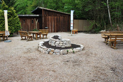 Naturnahe Gestaltung der Campingplatz-Gaststätte Wisperpark - Kräuterspirale vor der Bepflanzung