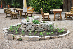 Wildkräuterspirale als Mittelpunkt - Gaststätte des naturnahen Campingplatzes Wisperpark