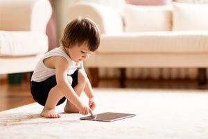 Kind am Tablet