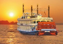 Dinner Cruise auf dem Raddampfer in der Abendsonne auf der Elbe