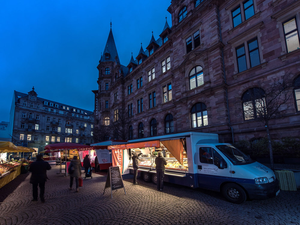 Marktstand Hof Zorn auf dem Wiesbadener-Wochenmarkt auf dem Dernschen Gelände vor dem Rathaus