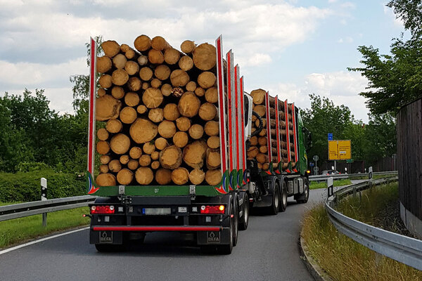 Holzlaster auf Straße Holzlaster auf Straße
