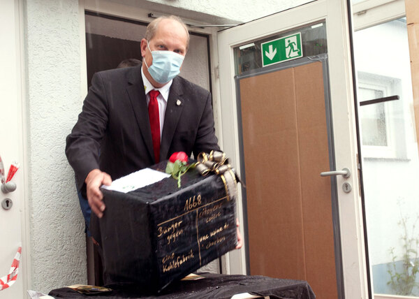 Übergabe der 1.668 Unterschriften gegen Carbonex an Bürgermeister Volker Diefenbach