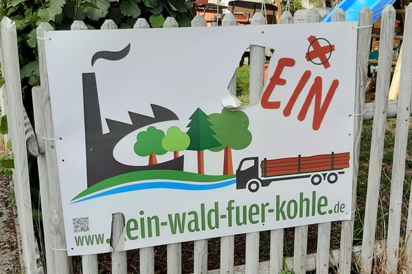 Zerstoertes_Plakat_in_Zorn_KWfK