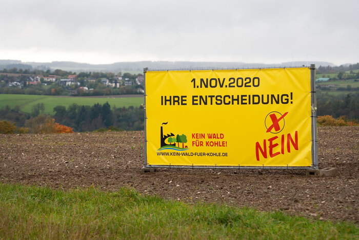 Banner gegen die Grillkohle-Fabrik Carbonex an der B260 bei Bad Schwalbach