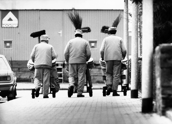 Shift over – Frankfurt/M., 1987 Muellmaenner.jpg