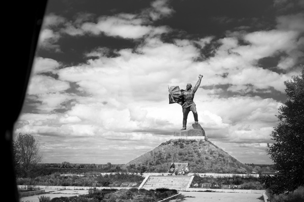 19. Kriegerdenkmal zwischen Kiew und Poltawa, Ukraine 19-33240042_sw.jpg