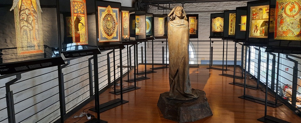 Hildegardstatue umringt von Imaginationsbildern