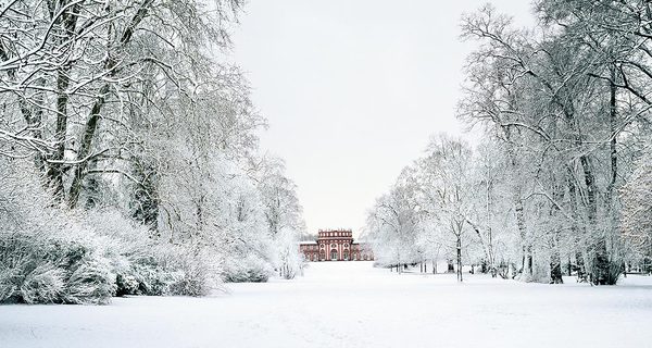 Schloss Biebrich im verschneiten Schlosspark